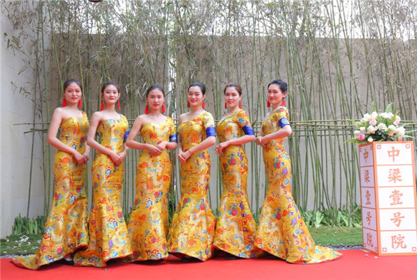 几位获奖的朋友登台领奖结束,礼仪模特身着千里江山图华服,从营销中心