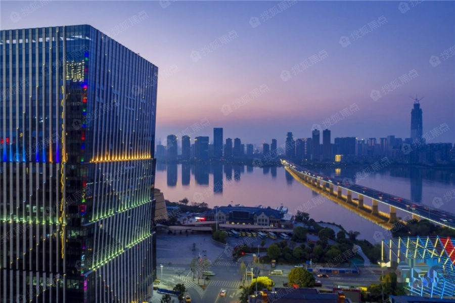 汉街总部国际万达尊写字楼实景图_汉街总部国际万达尊
