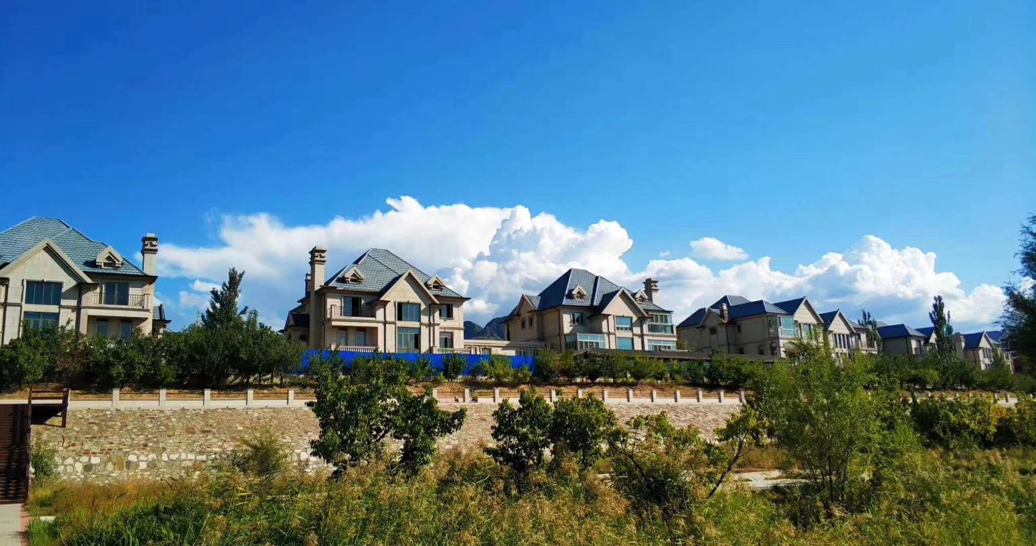 5公里官厅水库湖岸线,海棠,樱桃,国槐,红枫等多种特色植物点缀,成就"