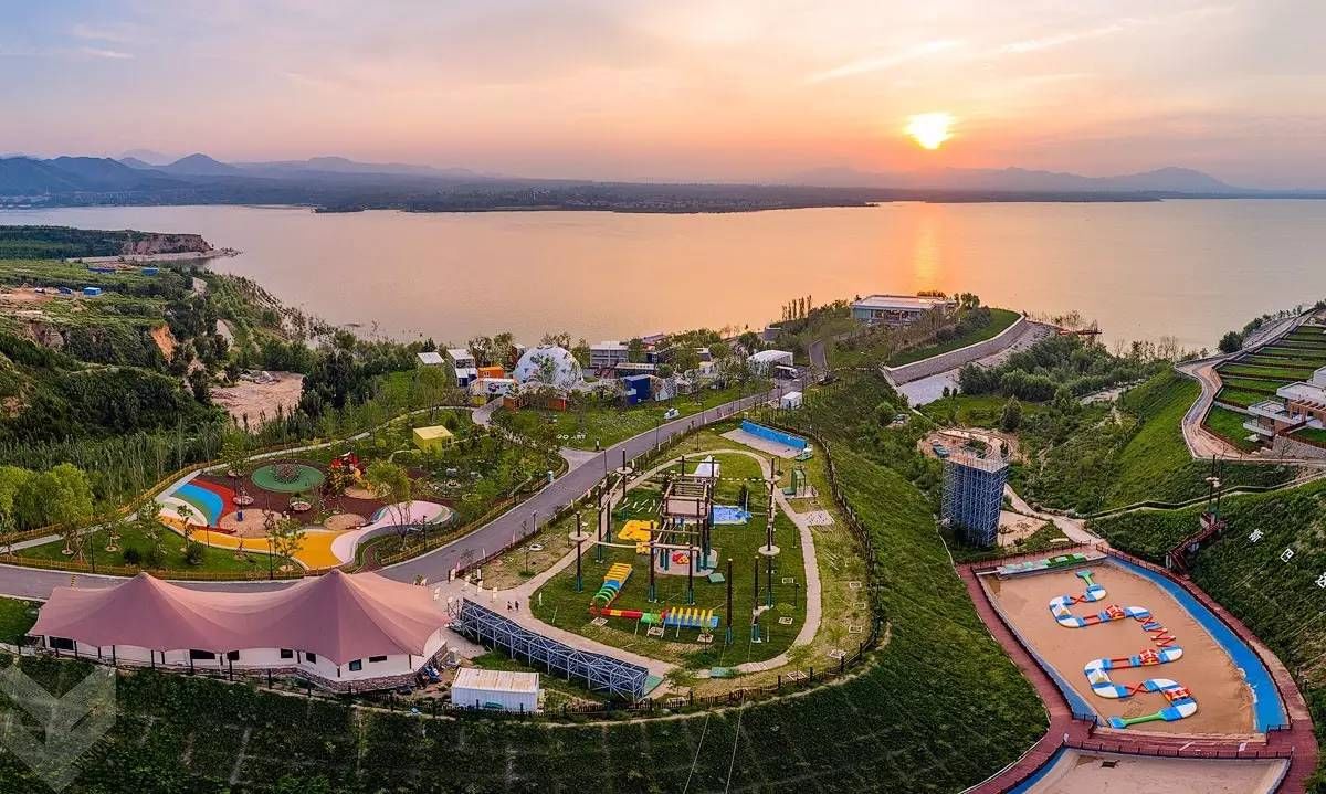 官厅公共艺术小镇附近有医院跟学校吗