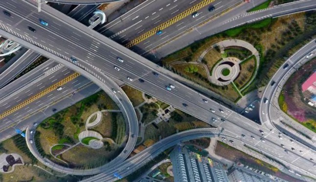 身畔便是滇越铁路,紧邻沪昆高铁,汕昆高速与福昆线并行两端,前来旅居