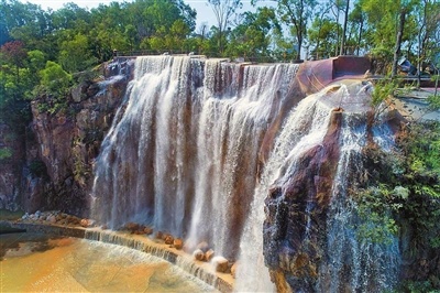 海天公园人造瀑布落差达30米,水声震耳欲聋.