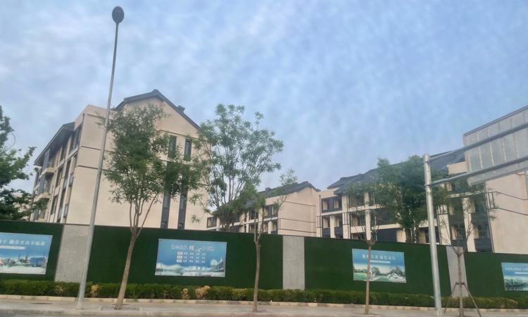 远洋源山春秋实景图