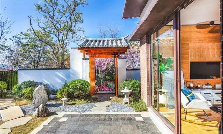 腾冲的小院子公园前实景图