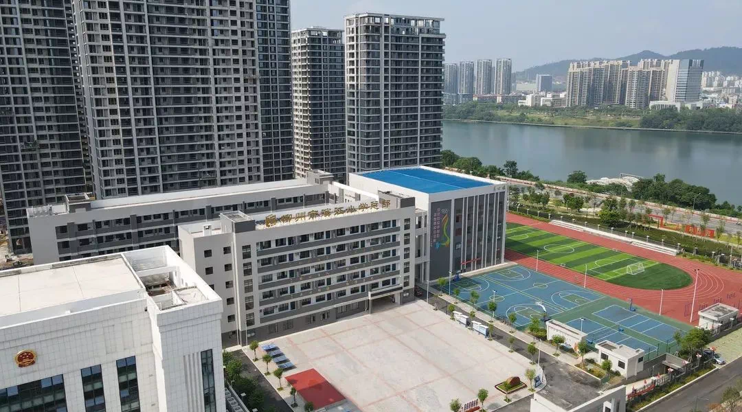 滨江小学总部实拍图至此,滨江小学总部和本部已双双纳入滨江教育集团