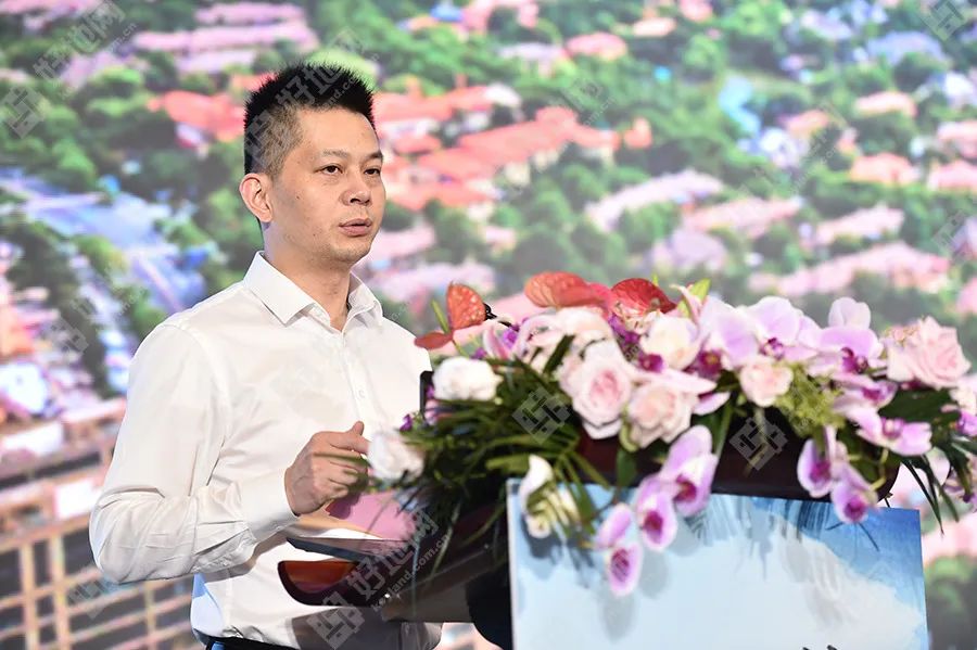 会上,海宁市人民政府副市长马明浩致辞,发布了投资海宁的6个"最强音".