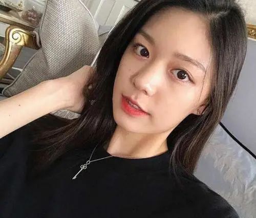 不过,要真说耀莱昔日究竟有多辉煌,那綦美合的过往事迹大概就是较具象