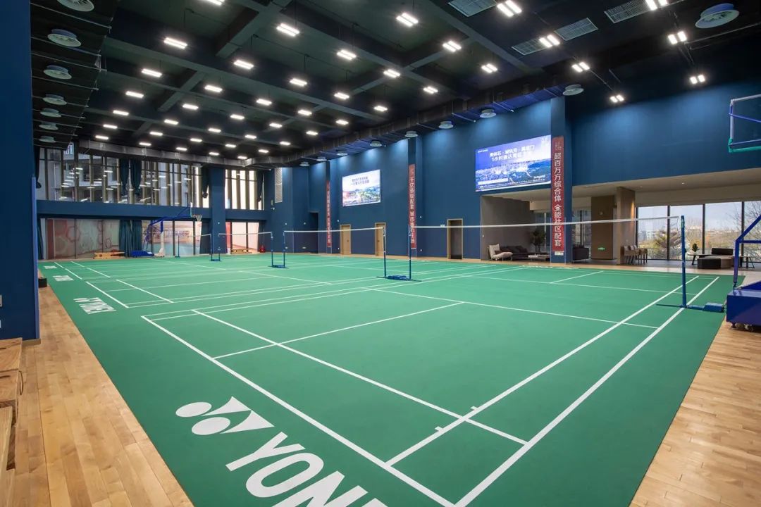 运动设施外,社区还打造专业的运动中心,恒温泳池,林丹羽毛球俱乐部