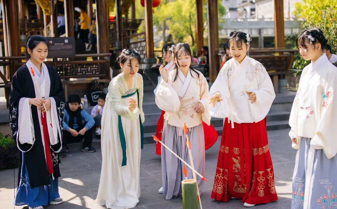 游客指正演员汉服穿搭,汉服游客照