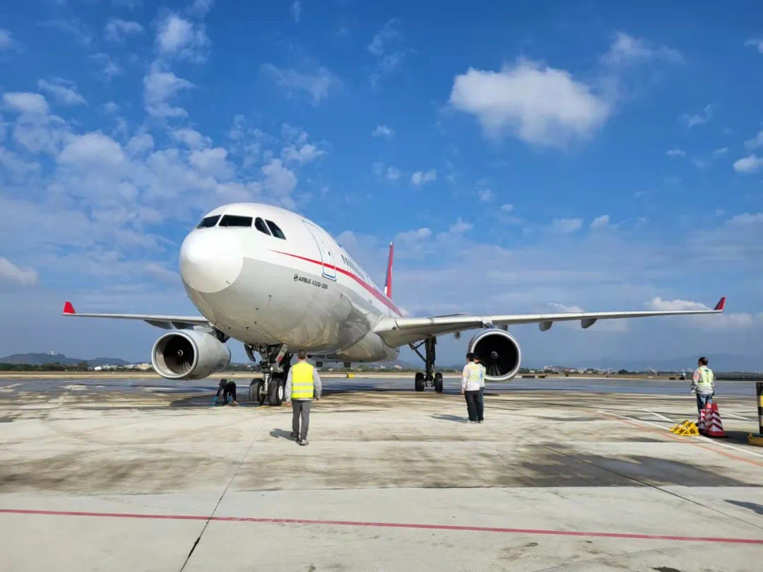 "空客a330"首次起降潮汕机场
